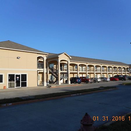 Crossroads Inn & Suites Victoria Exterior photo