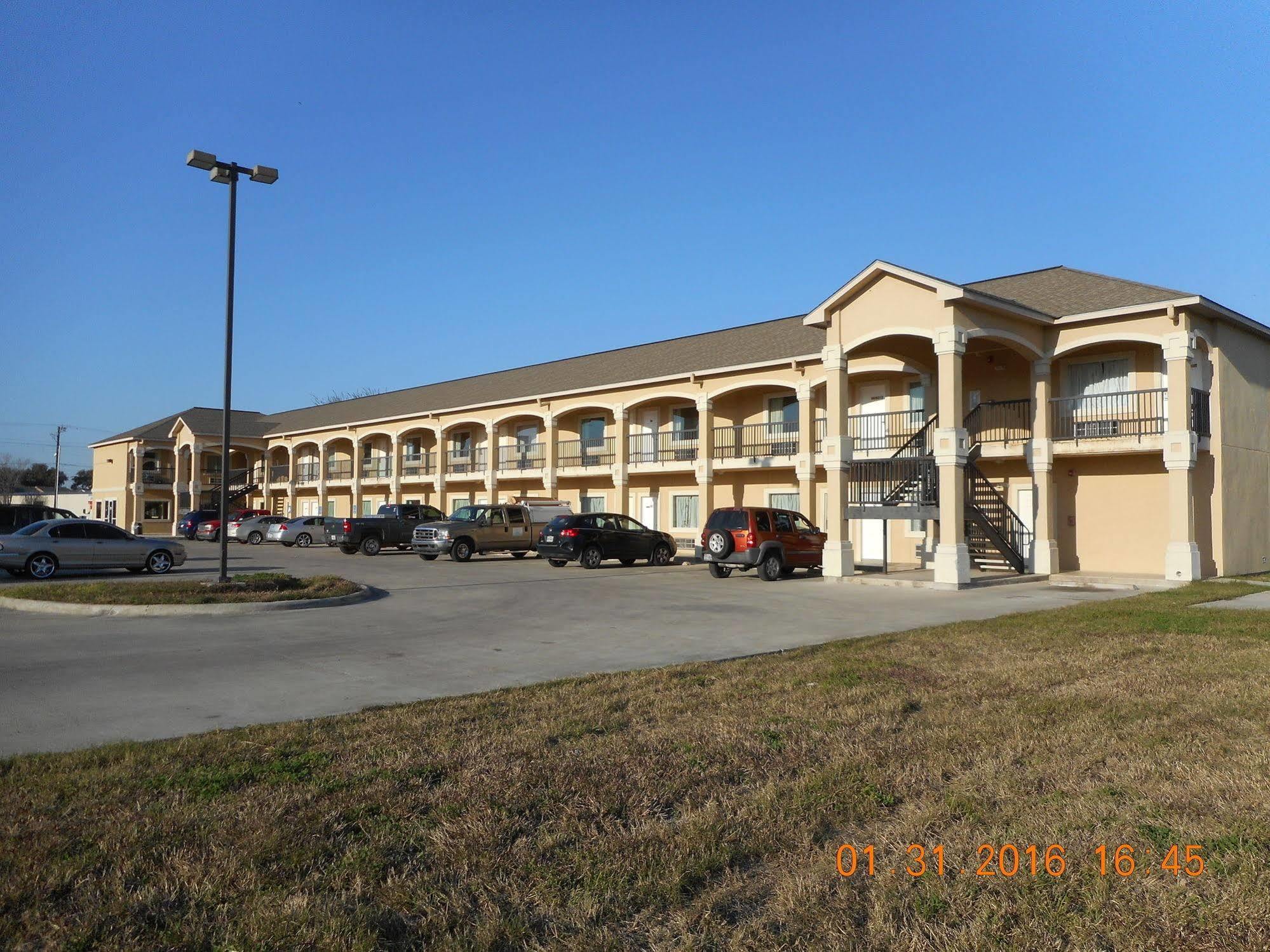 Crossroads Inn & Suites Victoria Exterior photo