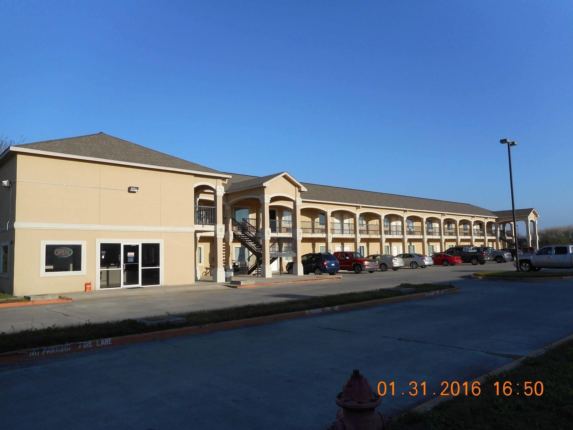 Crossroads Inn & Suites Victoria Exterior photo