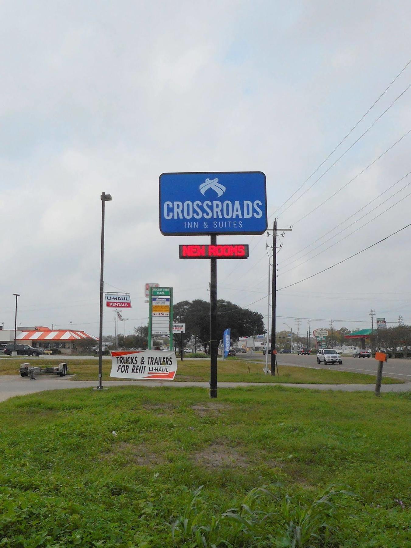 Crossroads Inn & Suites Victoria Exterior photo