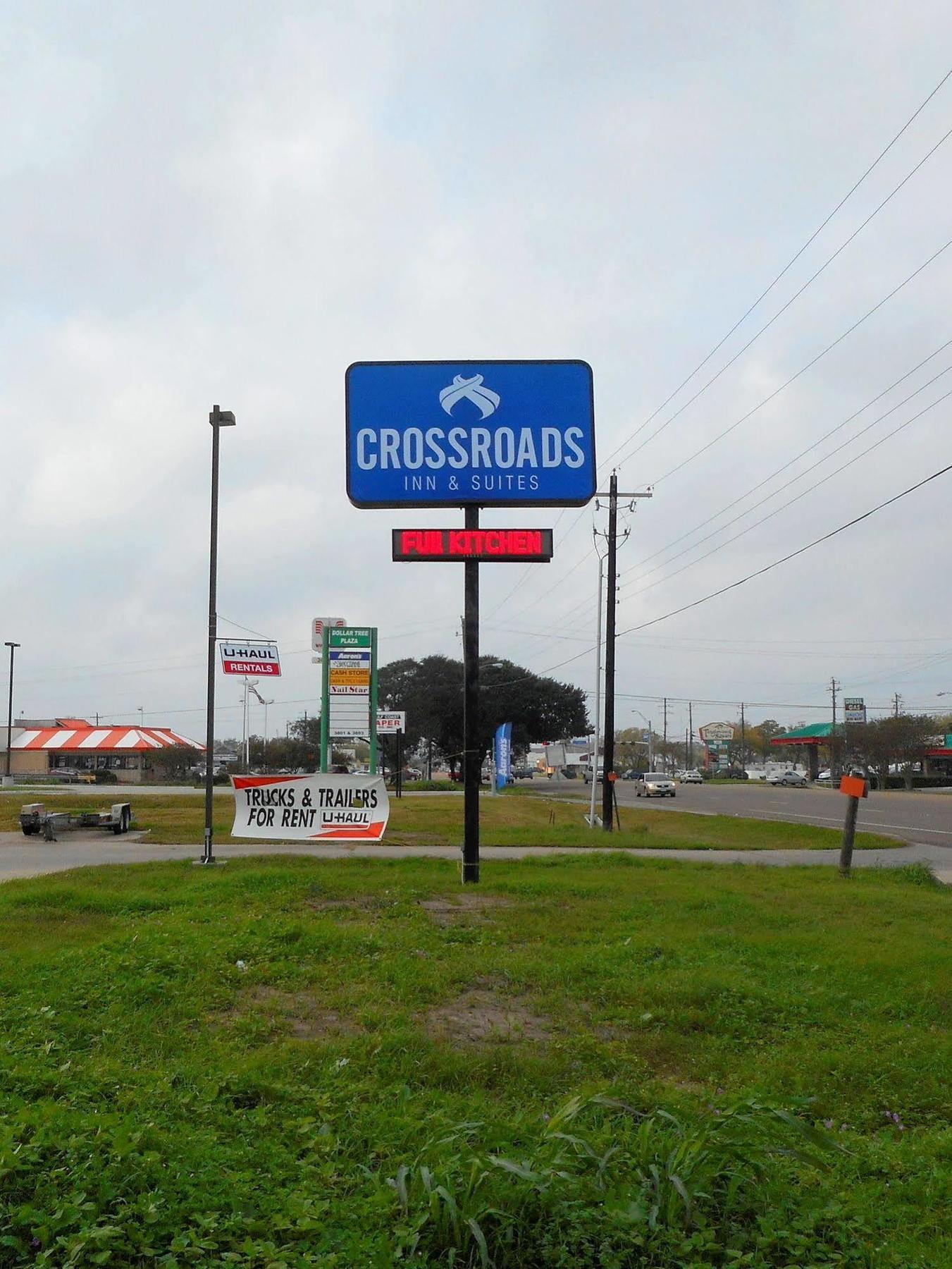 Crossroads Inn & Suites Victoria Exterior photo
