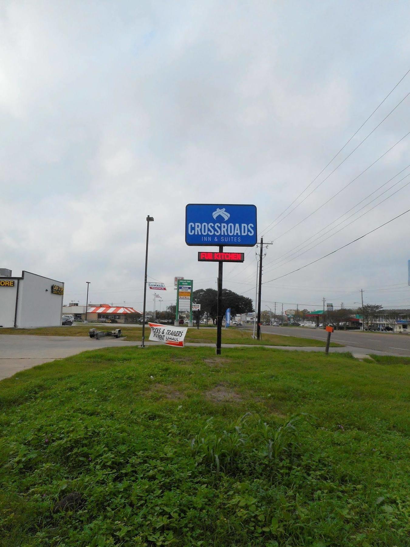 Crossroads Inn & Suites Victoria Exterior photo