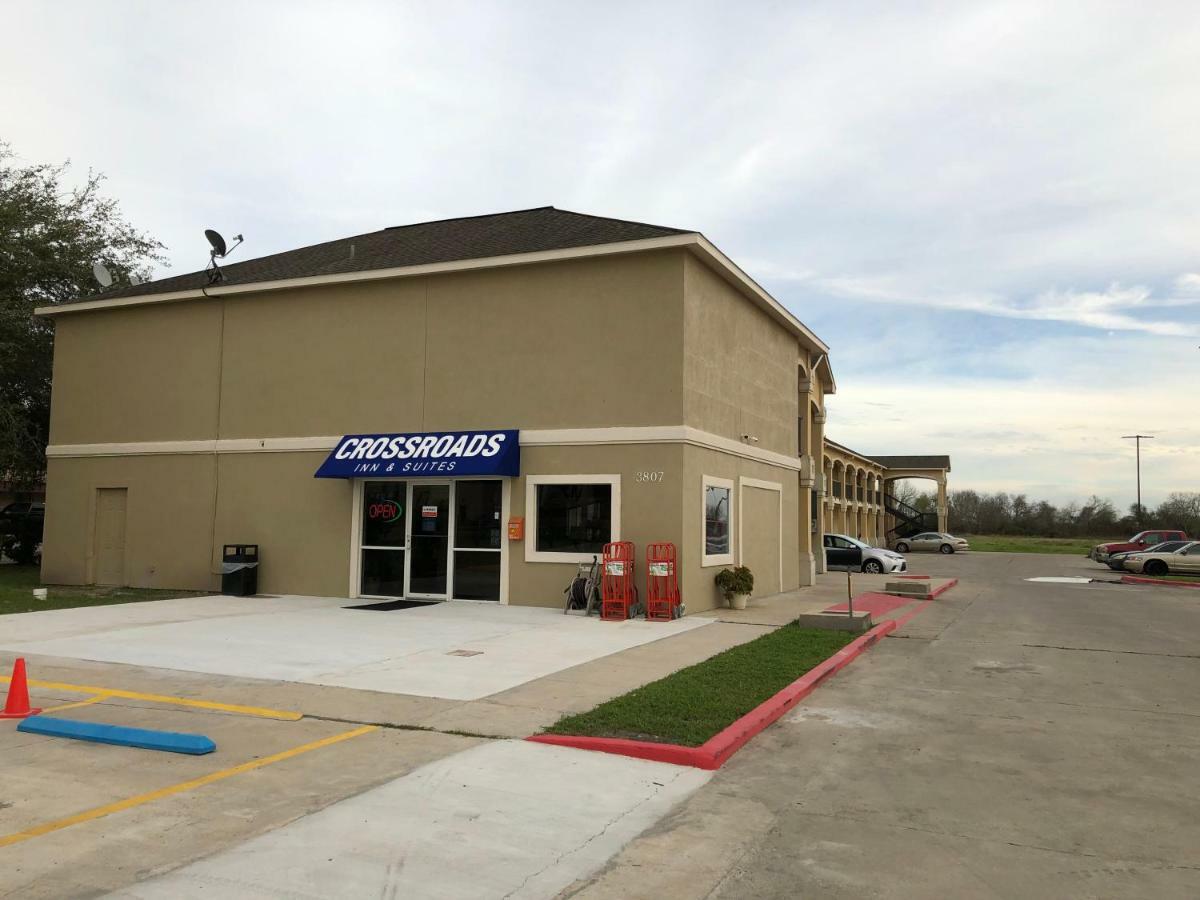 Crossroads Inn & Suites Victoria Exterior photo