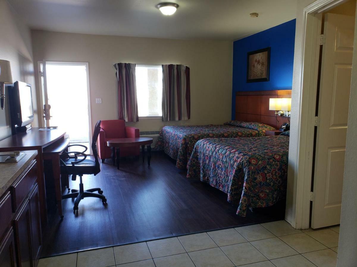 Crossroads Inn & Suites Victoria Exterior photo
