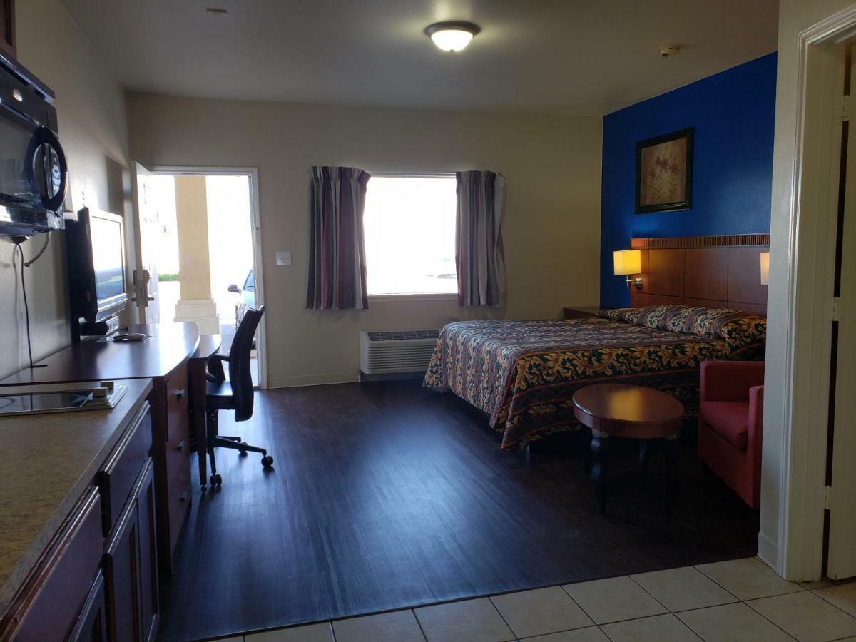 Crossroads Inn & Suites Victoria Exterior photo
